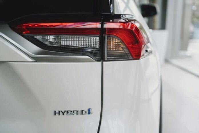 Ilustrasi Mobil Hybrid. (foto: Pexels)